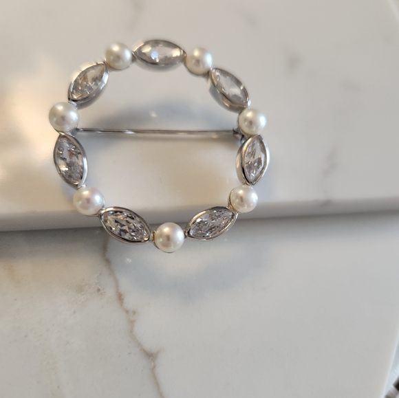 925 Sterling Silver ,real cultured pearl & Clear CZ in a Circle design brooch - Picture 4 of 7